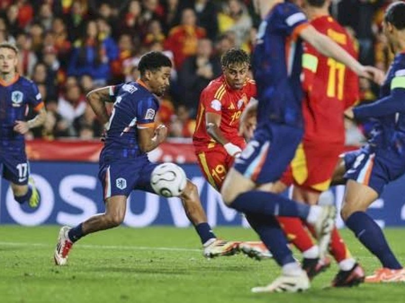 Pemain Belanda berusaha mengadang pemain Spanyol. (int) 