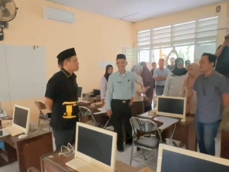 Wakil Ketua DPRD Sulsel Sufriadi Arif meninjau sekolah di Kabupaten Wajo. 