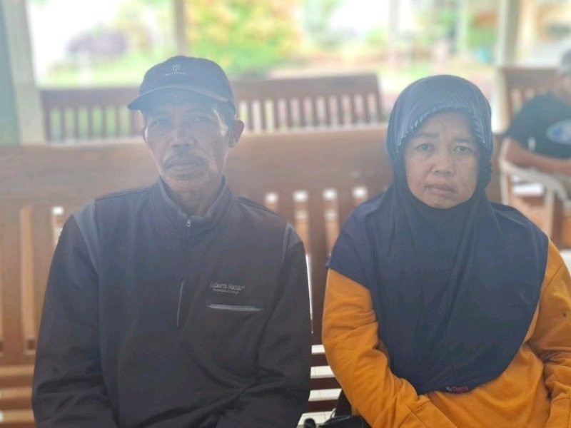 Zainal (52) dan istri, Isnaini (48). 