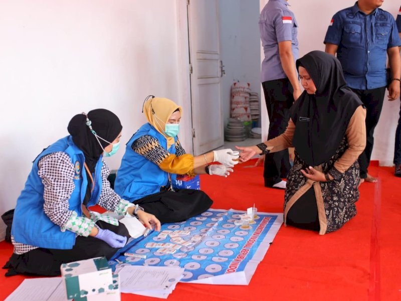 Tes urine bagi 50 calon Pegawai Pemerintah dengan Perjanjian Kerja(PPPK) Lingkup Pemkab Bone. 