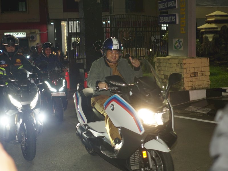 Wali Kota Makassar Munafri Arifuddin (Appi) mengecek Pos Pengamanan dan Pelayanan Terpadu Perayaan Hari Raya Idul Fitri menggunakan matic BMW. 