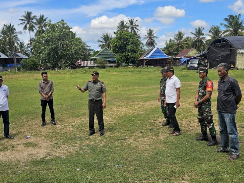 Dandim 1406 Wajo, Letkol Inf Wahyu Yunus, meninjau langsung lokasi TNI Manunggal Masuk Desa (TMMD) di Desa Temmabarang, Kecamatan Penrang. 