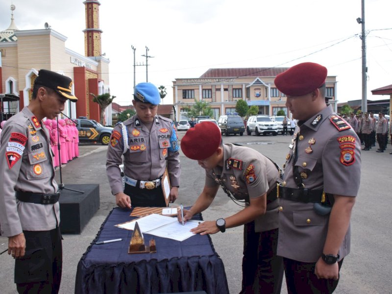 Serah terima jabatan dipimpin langsung Kapolres Bone AKBP Sugeng Setio Budhi di Mapolres Bone. 
