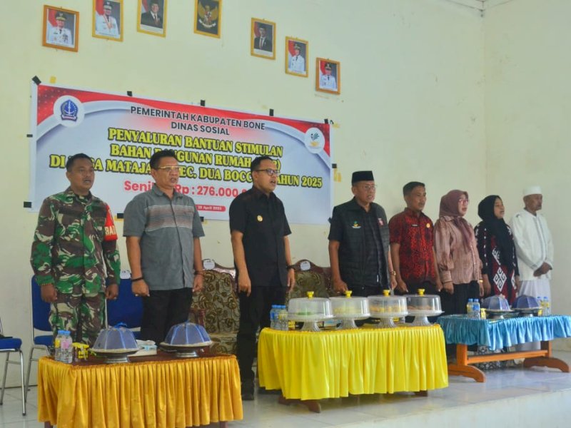 Wabup Bone Andi Akmal Pasluddin menyalurkan bantuan stimulan BBR di Desa Matajang, Kecamatan Dua Boccoe. 