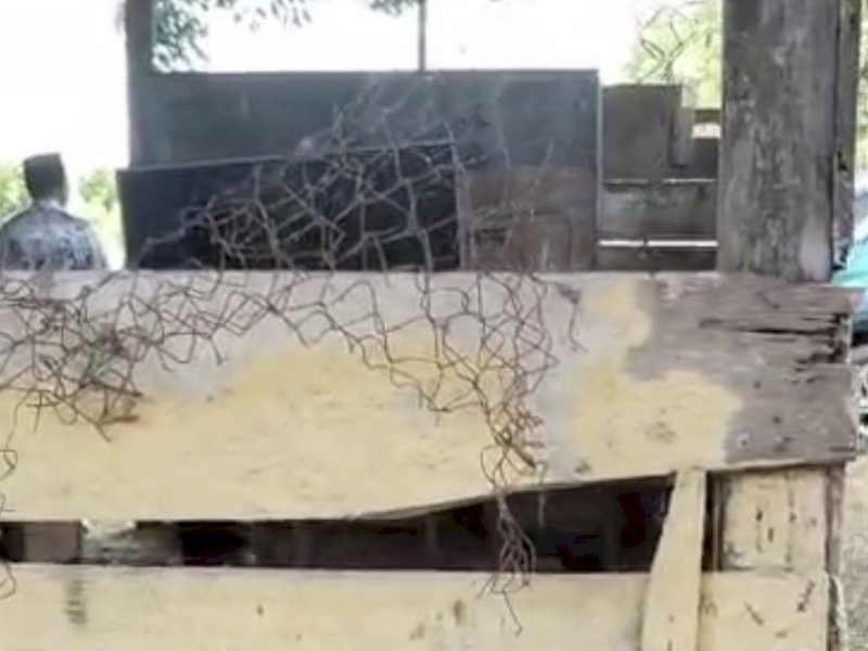 SD 408 Ongkoe yang berdinding kayu lapuk. 