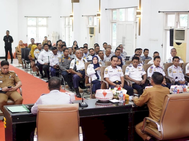 Bupati Bone Andi Asman Sulaiman mengumpulkan seluruh pejabat Dishub Kabupaten Bone. 