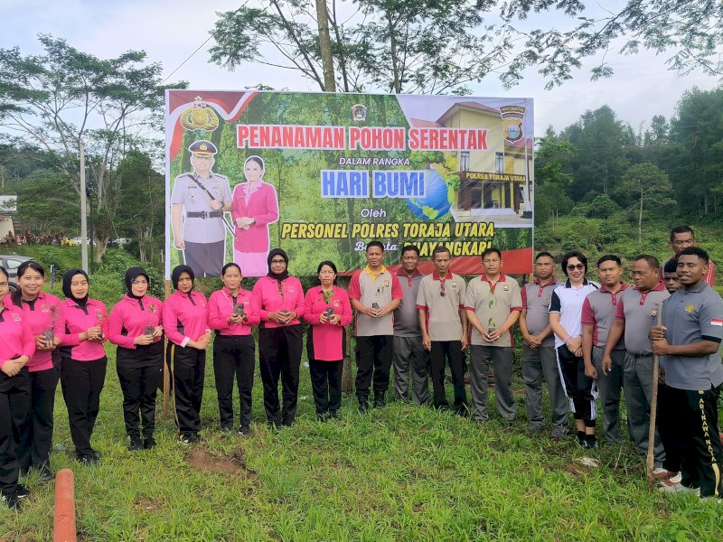 Polres Toraja Utara bersama Bhayangkari Cabang Toraja Utara menggelar aksi penanaman pohon dalam rangka Hari Bumi 2025.