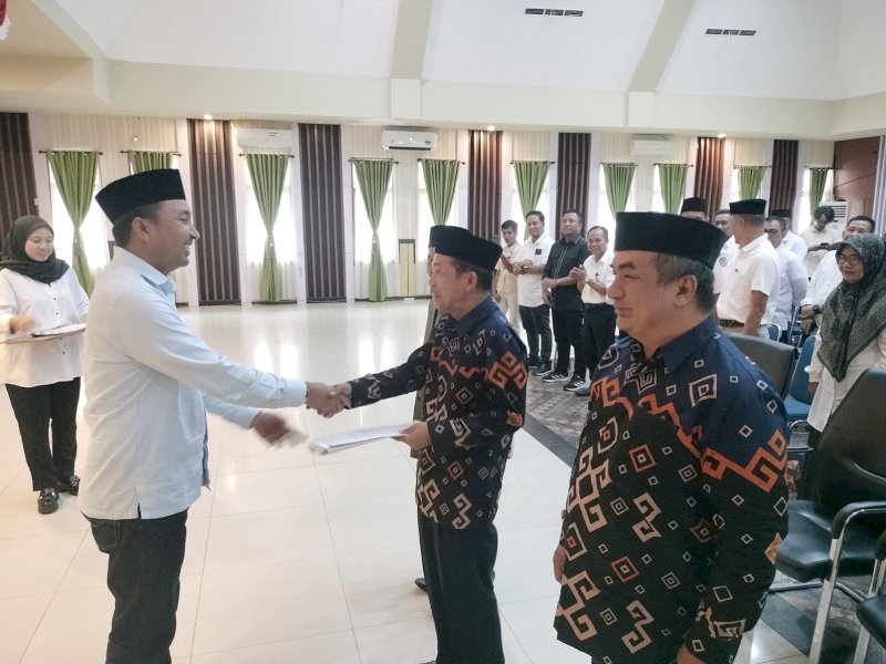 Bupati Luwu Utara Andi Abdullah Rahim melantik Bustani sebagai Direktur Perumda Simpurusiang. 