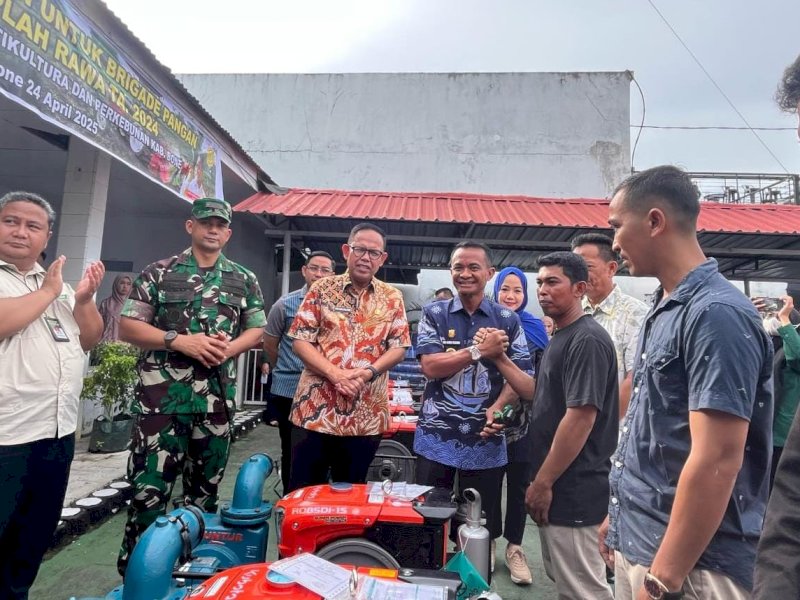 Bupati Bone Andi Asman Sulaiman menyerahkan bantuan alat dan mesin pertanian (alsintan). 