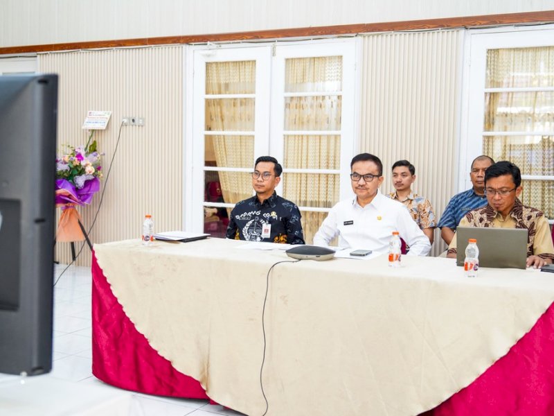 Sekretaris Daerah Sulawesi Selatan, Jufri Rahman, mengikuti rapat koordinasi terkait laporan perkembangan penggunaan kendaraan bermotor listrik berbasis baterai (battery electric vehicle). 