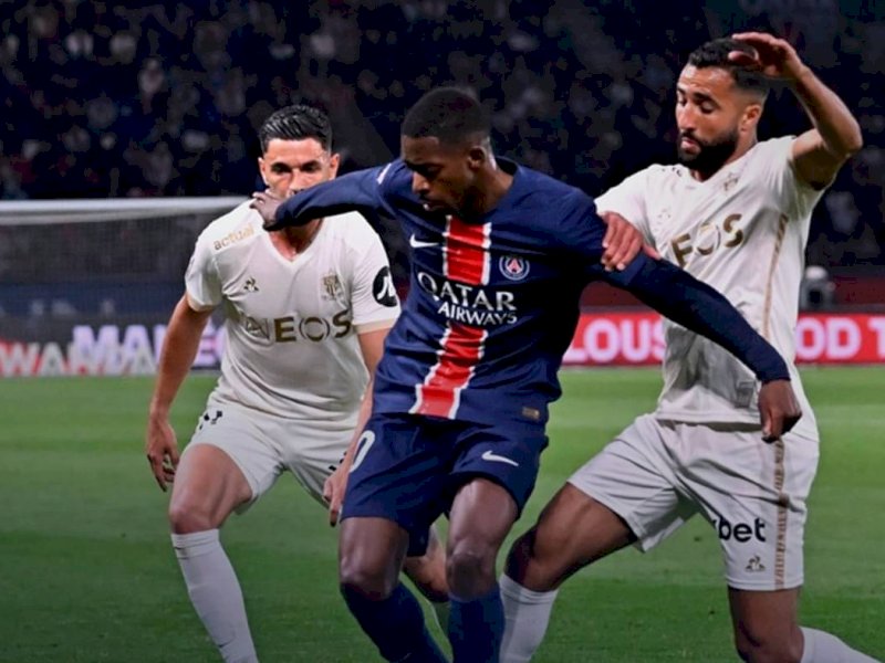 Pemain PSG diadang dua pemain Nice dalam laga dini hari tadi. (int) 
