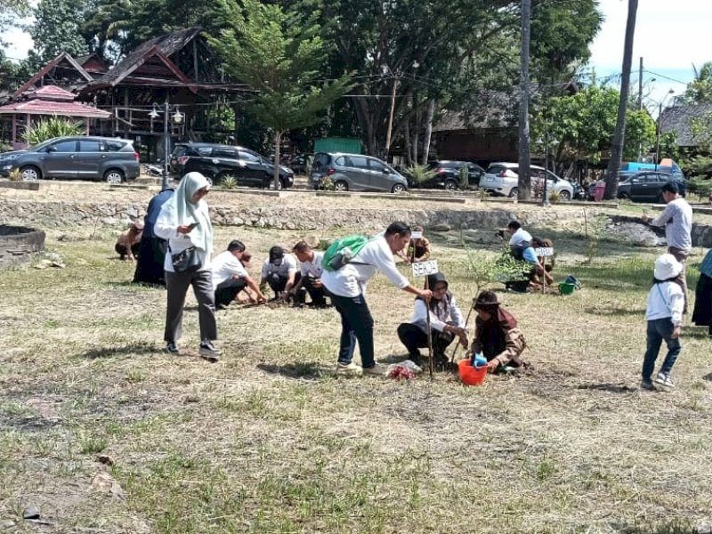 Aksi penanaman 500 pohon di Kawasan Rumah Adat Atakkae. 