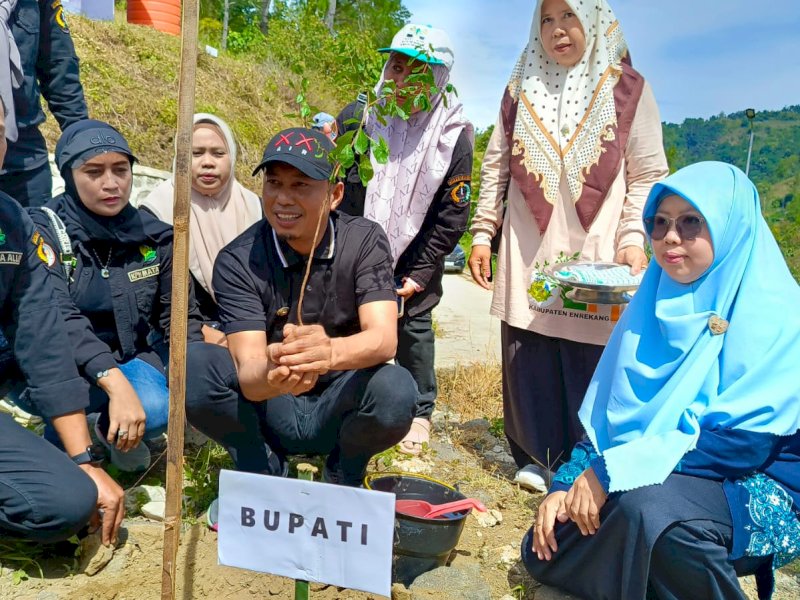 Bupati Enrekang Muh Yusuf Ritangnga memimpin penanaman pohon di lokasi wisata alam Buttu Macca. 