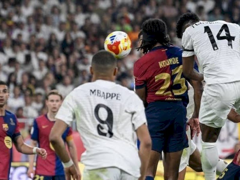 Pemain Barcelona dan Real Madrid berebut bola udara. (int) 