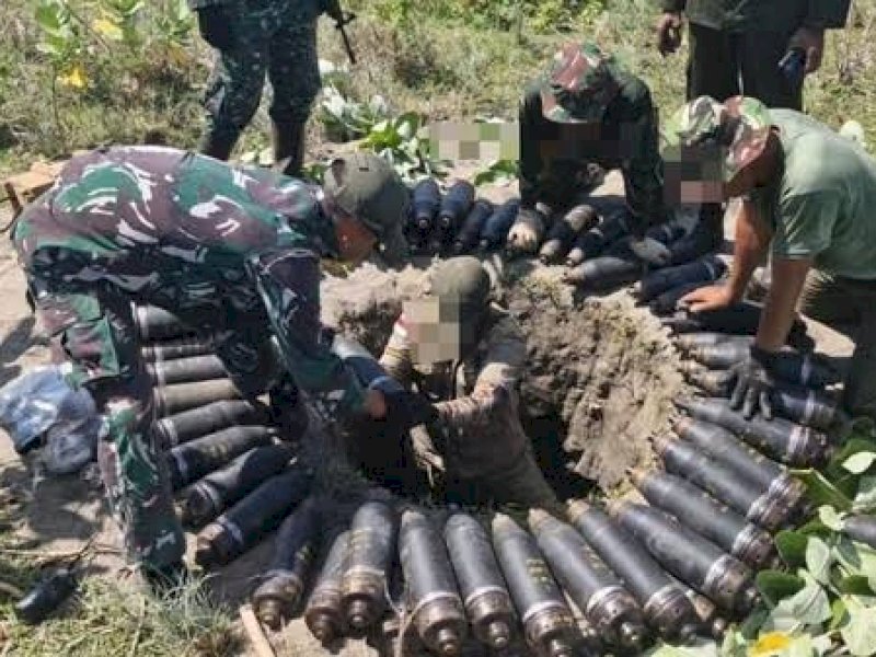 Anggota TNI berada di tengah amunisi sebelum ledakan terjadi. (int) 