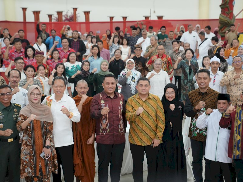 Wali Kota Munafri Arifuddin menghadiri open house Permabudhi Sulsel, di Vihara Ibu Agung Bahari, Makassar. 