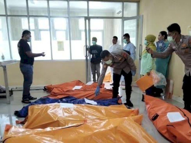 Petugas melakukan identifikasi korban ledakan amunisi. (int) 