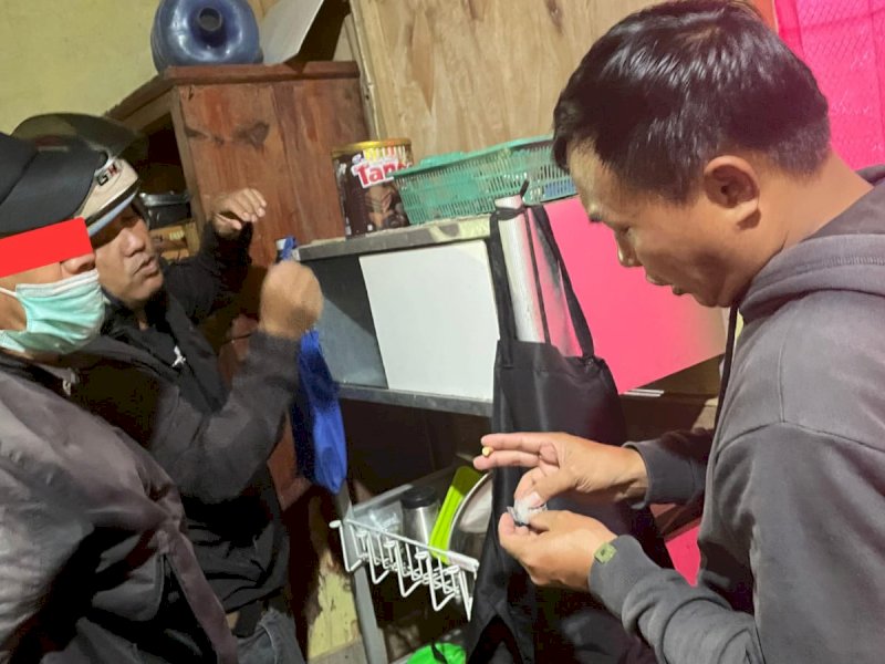 Tersangka YS saat digeledah petugas Satresnarkoba Polres Torut.
