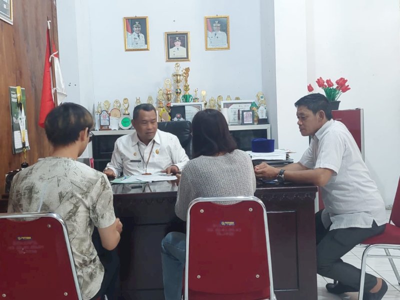 Warga mengurus dokumen di Disdukcapil Luwu Utara. 