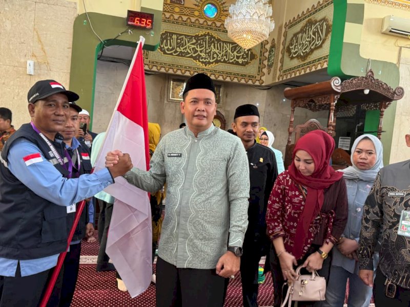 Wakil Bupati Takalar Hengky Yasin melepas 259 jemaah calon haji (JCH) di Masjid Agung Takalar. 