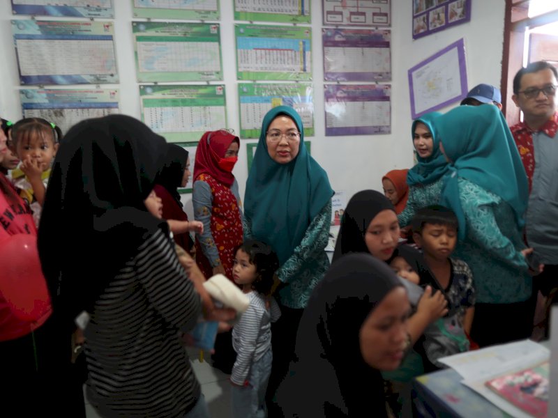 Ketua PKK Kota Makassar, Melinda Aksa meninjau Posyandu Era Baru Nusa Indah 4, Kelurahan Panampu. 