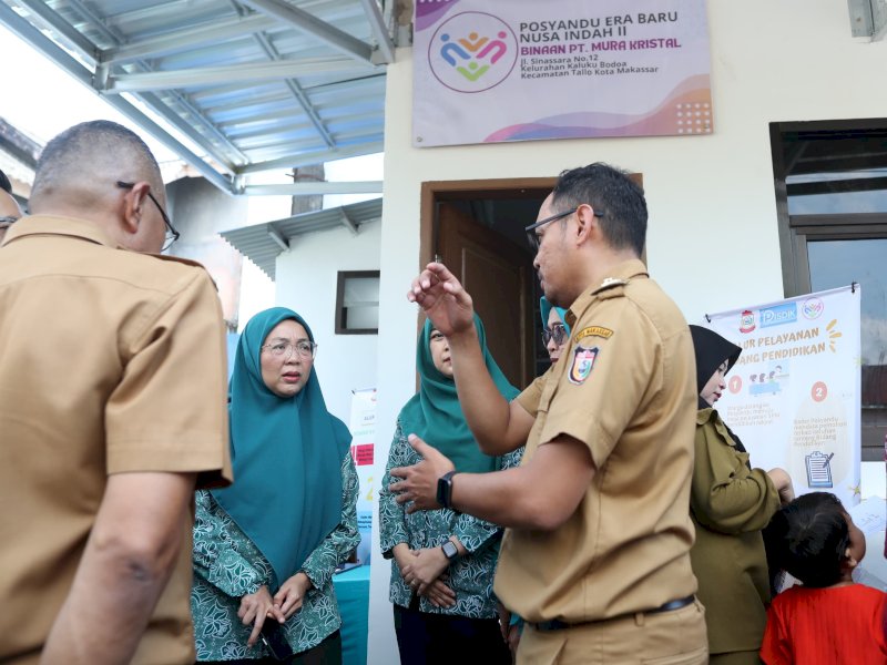 Ketua Tim Penggerak PKK Kota Makassar Melinda Aksa meninjau langsung aktivitas Posyandu Era Baru Nusa Indah II. 