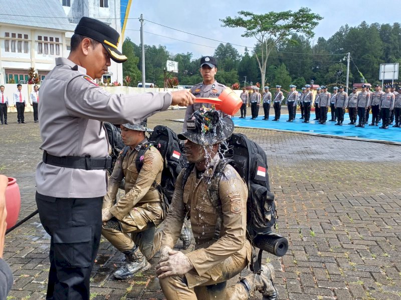 Kapolres Torut Pimpin Upacara Tradisi Pembaretan 22 Bintara Remaja