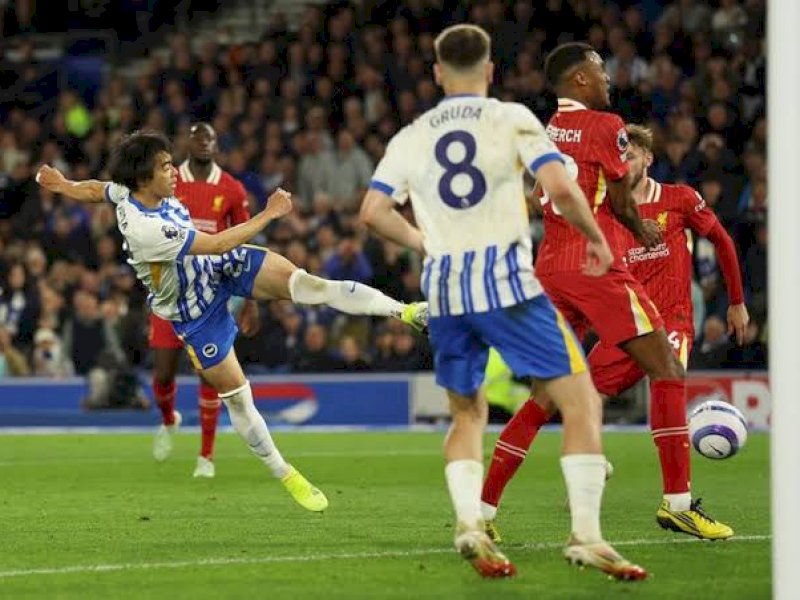 Pemain Brighton melepas tembakan ke gawang Liverpool. (int) 