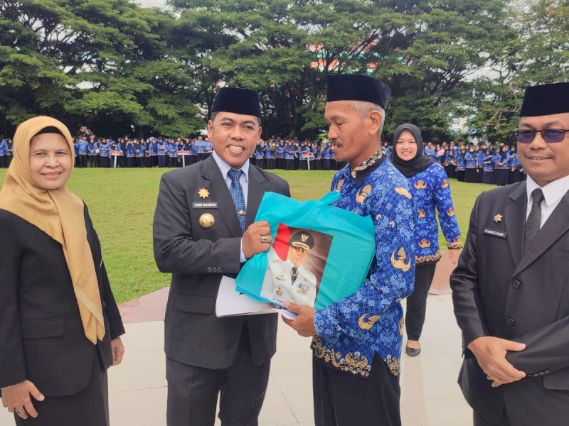 Bupati Wajo Andi Rosman menyerahkan surat keputusan (SK) pengangkatan bagi CPNS) dan P3K. 