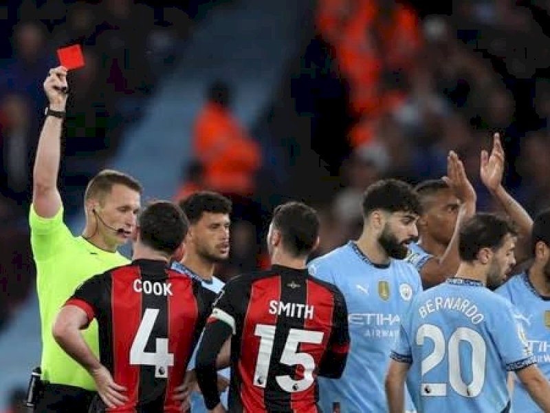 Wasit mengeluarkan dua kartu merah dalam laga dini hari tadi. (int) 