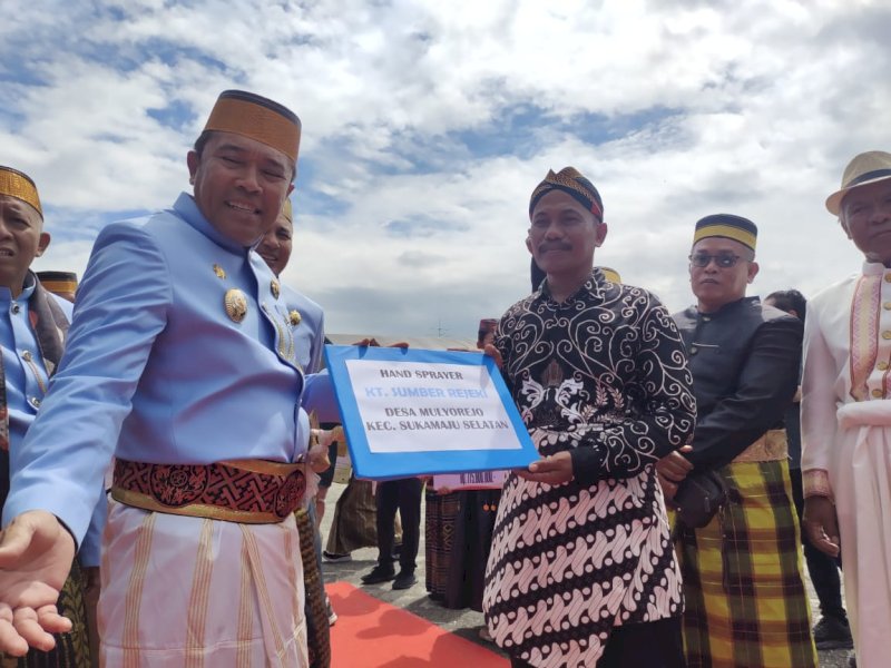 Bupati Luwu Utara, Andi Abdullah Rahim menyerahkan bantuan alsintan secara simbolis usai peringatan HUT XXVI Luwu Utara.
