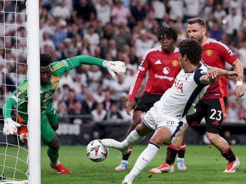 Pemain Tottenham menjebol gawang MU di final Liga Europa. (int) 