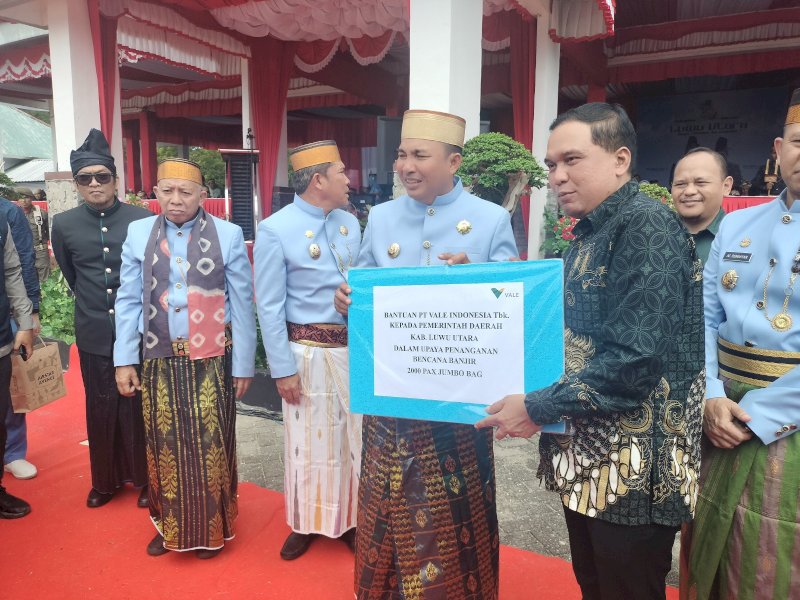 Bantuan PT Vale diterima Bupati Andi Abdullah Rahim pada puncak perayaan Hari Jadi XXVI Luwu Utara. 