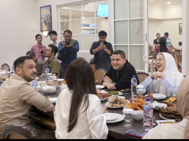 Wali Kota Makassar Munafri Arifuddin menjamu Wamen Kebudayaan Giring Ganesha, di RM Labakkang, Makassar. 