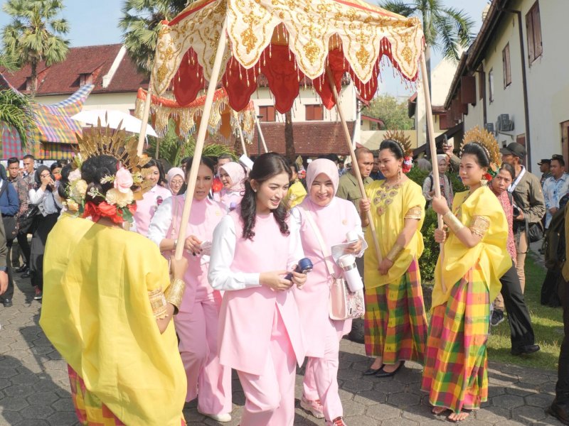 Istri Wakil Presiden Gibran Rakabuming, Selvi Ananda menghadiri kegiatan Warna Budaya di Kota Makassar.