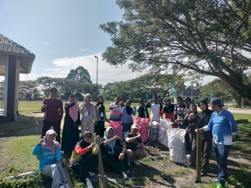 Disporapar melakukan pembersihan di lokasi kegiatan HUT XXVI Kabupaten Luwu Utara di Lapangan Tamsis, Masamba.