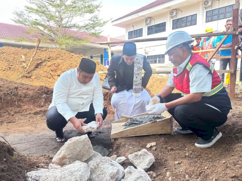 Peletakan batu pertama dilakukan oleh Bupati Maros AS Chaidir Syam. 