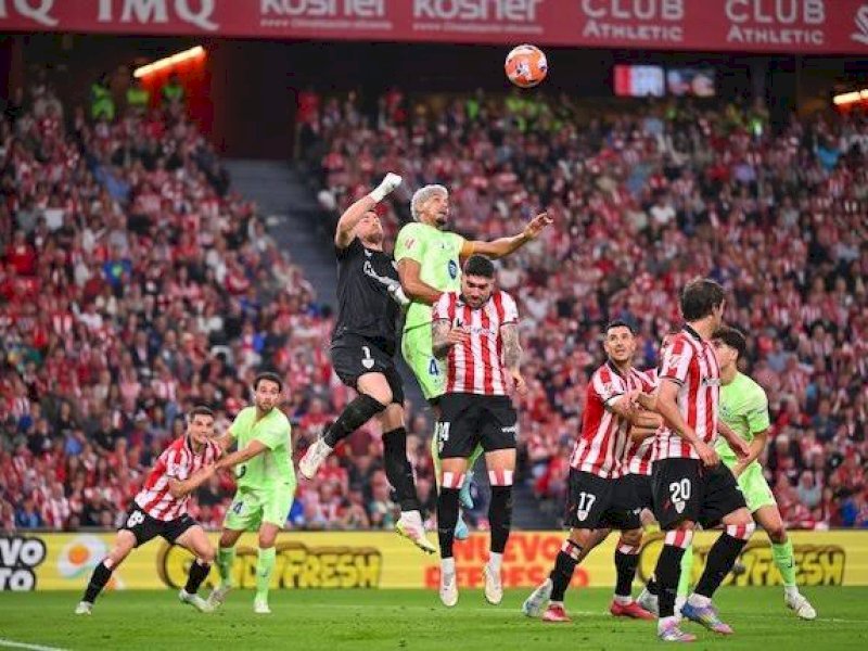 Pemain Barcelona dan Bilbao berebut bola di udara. (int) 