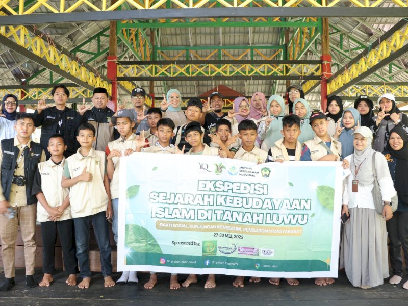 SMP Alam Insan Kamil Kabupaten Gowa melakukan kunjungan ke Kompleks Makam Datuk Pattimang. 