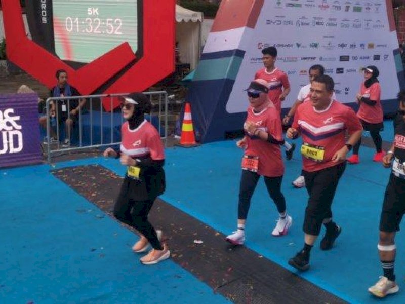 Wali Kota Makassar Munafri Arifuddin, ikut ambil bagian ajang lari 10K Makassar Half Marathon (MHM). 