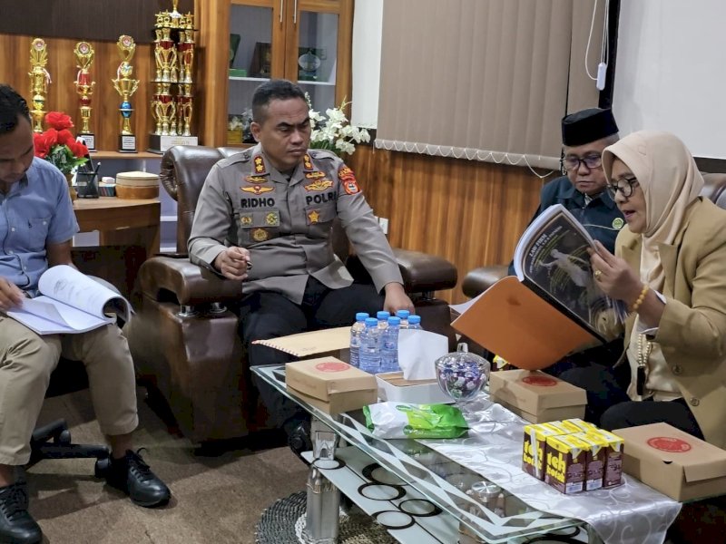 Pengurus Pusat Pondok As'adiyah Sengkang didampingi pengacaranya mengadukan dugaan penyerobotan tanah ke Polres Wajo. 