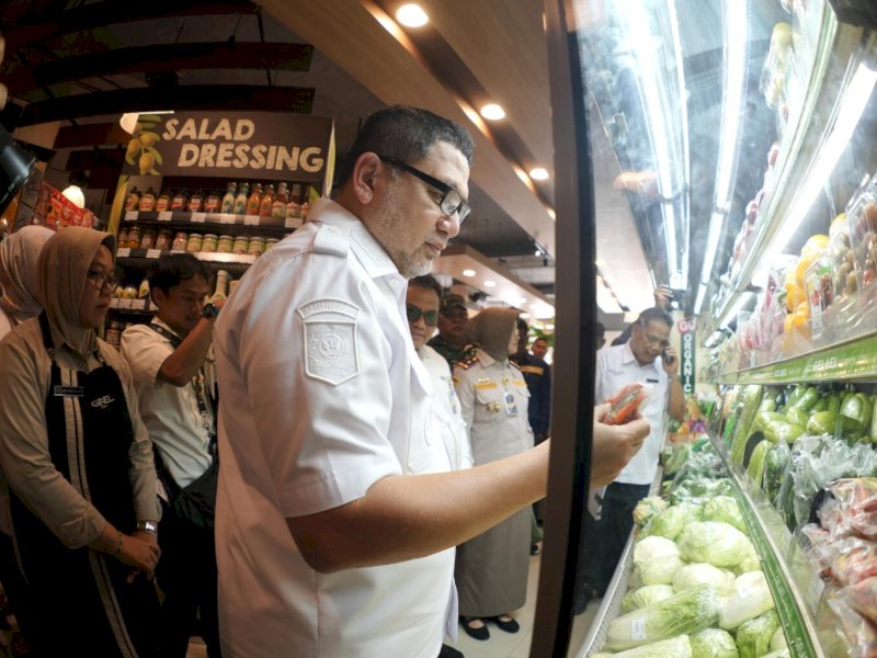 Wali Kota Makassar Munafri Arifuddin memantau ketersediaan bahan pokok di Pasar Terong, Makassar. 
