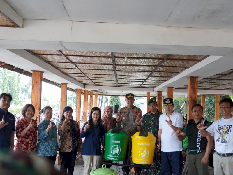 Kepala BPJS Kesehatan Cabang Makale, Natalia Panggelo menyerahkan bantuan tempat sampah kepada Wakil Bupati Tana Toraja Erianto Laso Paundanan. 