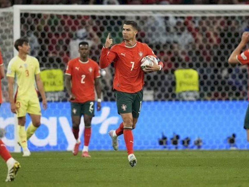 Portugal membobol gawang Spanyol. (int) 