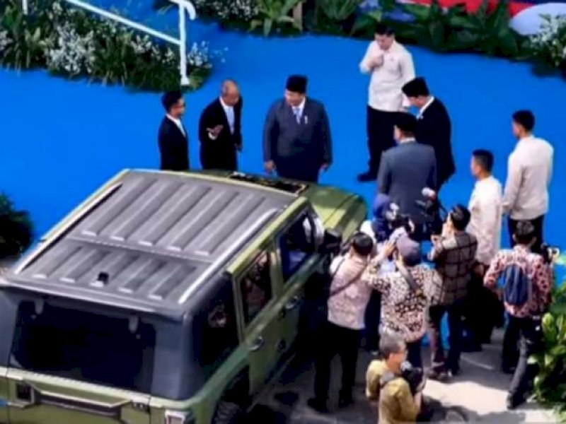 Presiden Prabowo Subianto meresmikan peluncuran mobil taktis listrik PT Pindad. 