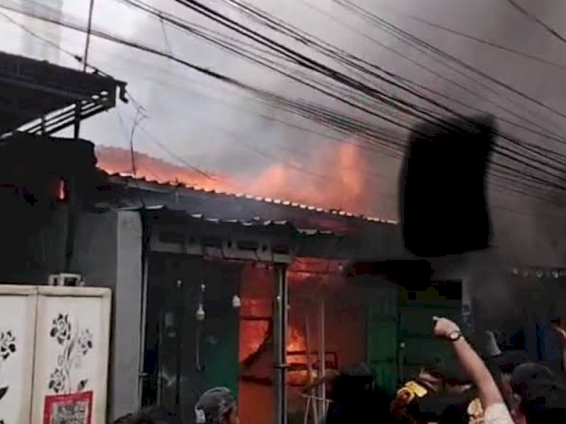 Kebakaran melanda dua rumah di Jalan Sabutung, Makassar. 