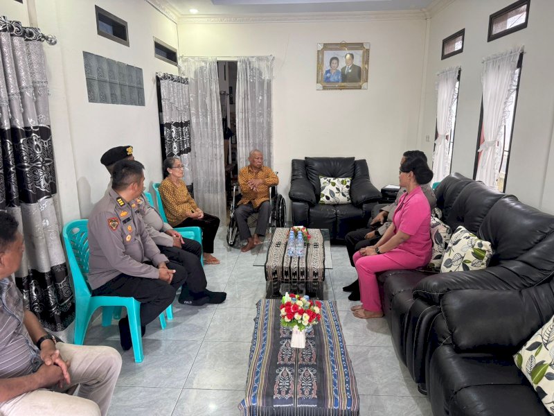 Polres TORUT anjangsana dengan mengunjungi purnawirawan dan warakawuri. 