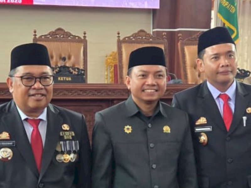 Legislator DPRD Kabupaten Takalar dari Fraksi Partai NasDem, Nur Alim Rukman (tengah). 