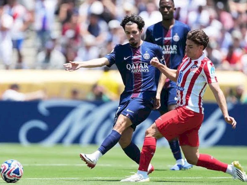 Pemain Atletico Madrid berusaha mengadang laju pemain PSG. (int) 