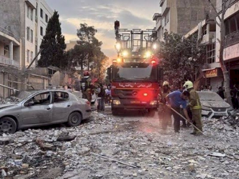 Puing-puing bangunan di Iran usai diserang Israel. 